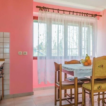 Cozy Apartment In Vrsar With Kitchen 外观 照片