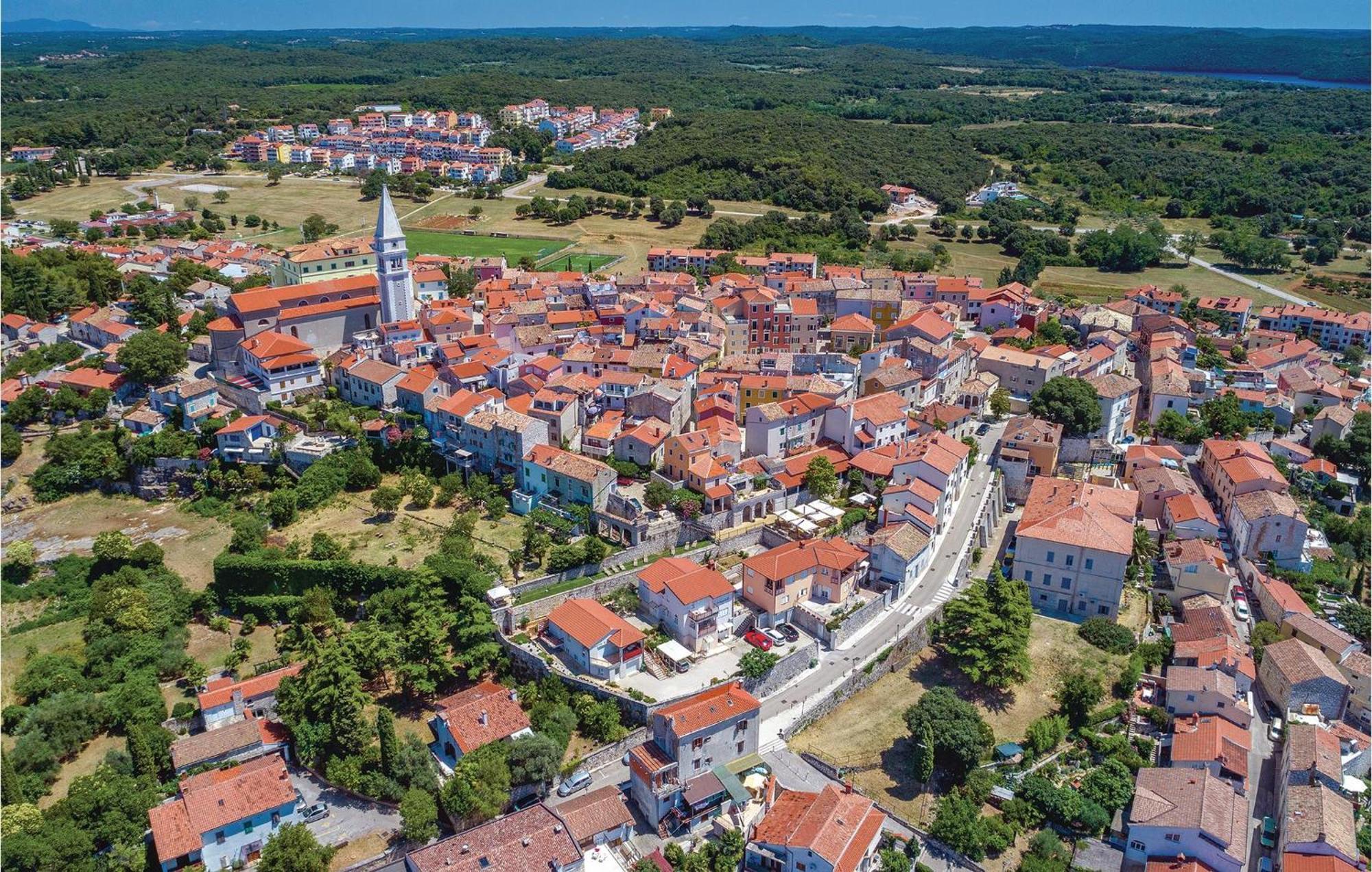 Cozy Apartment In Vrsar With Kitchen 外观 照片