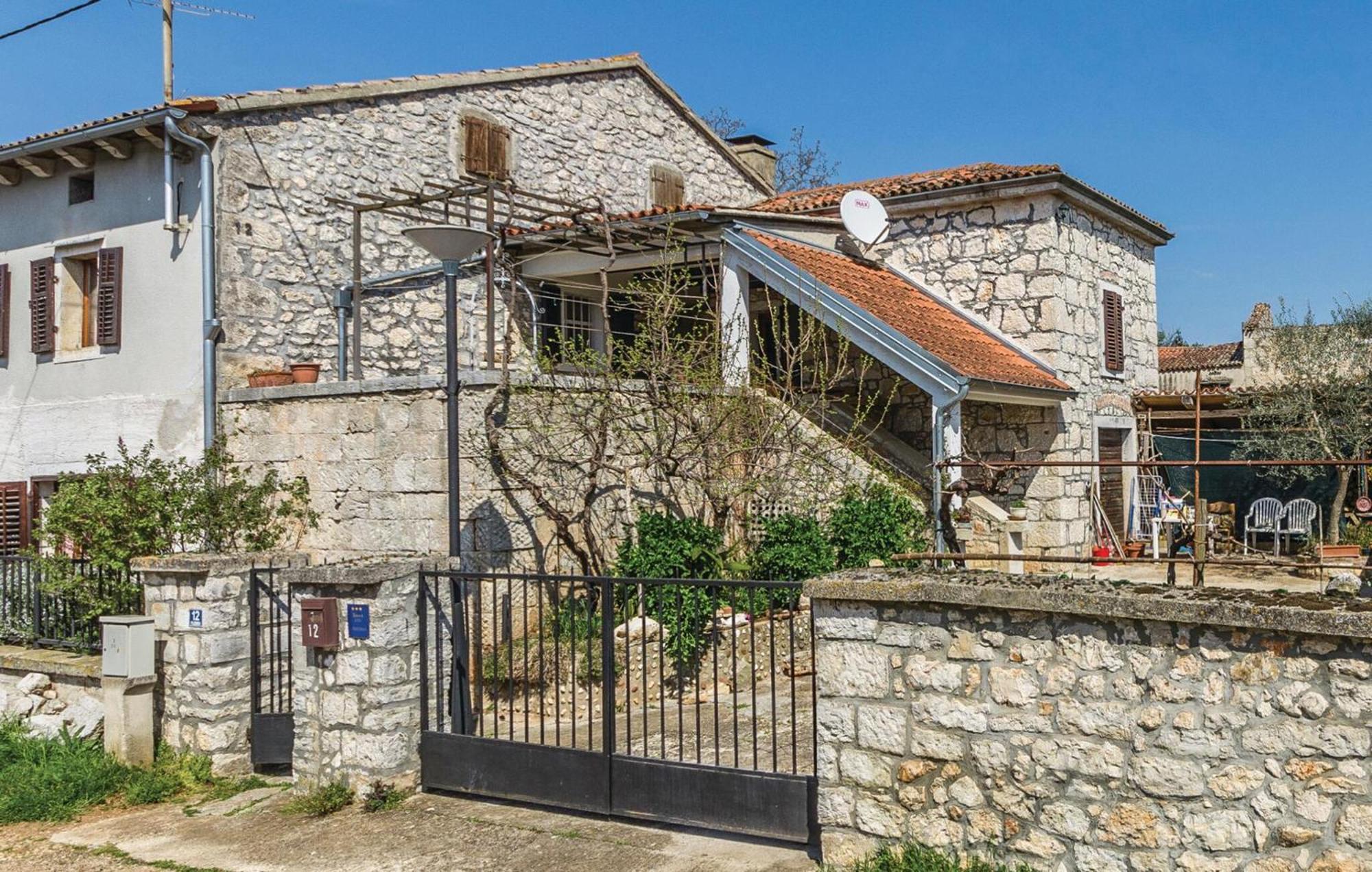Cozy Apartment In Vrsar With Kitchen 外观 照片