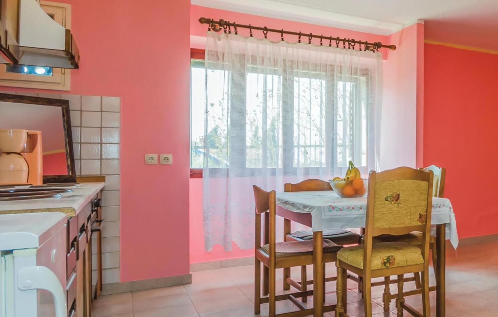 Cozy Apartment In Vrsar With Kitchen 外观 照片