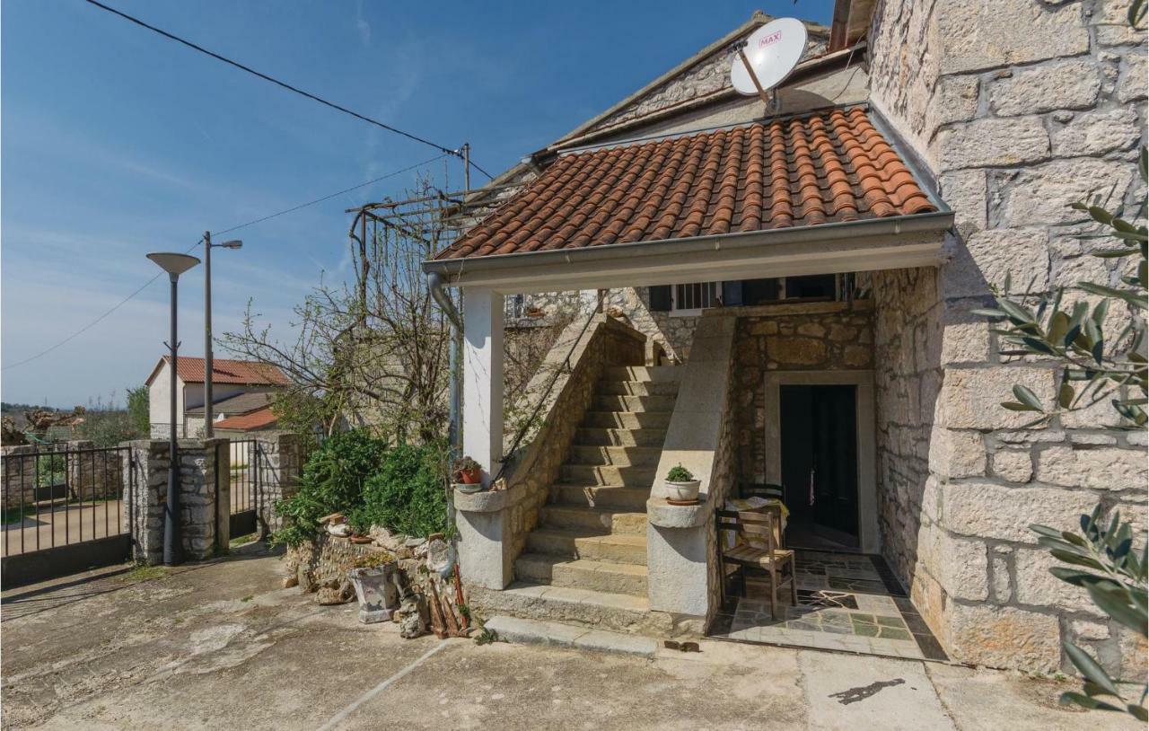 Cozy Apartment In Vrsar With Kitchen 外观 照片
